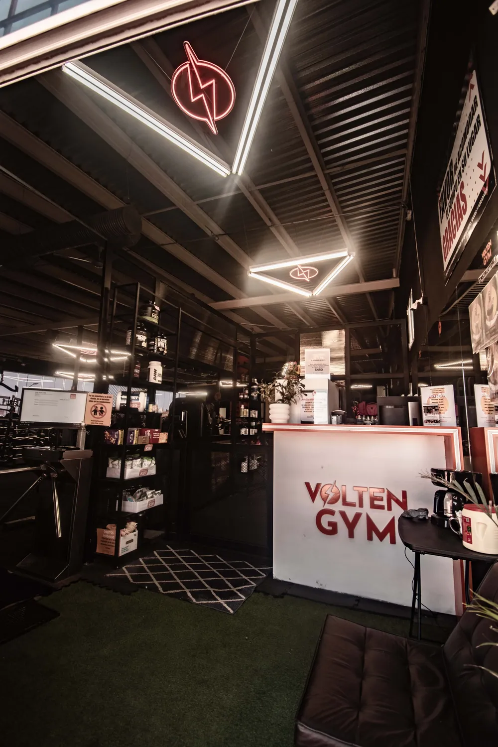 Recepción de Volten Gym Gómez Morín con el letrero de neón.
