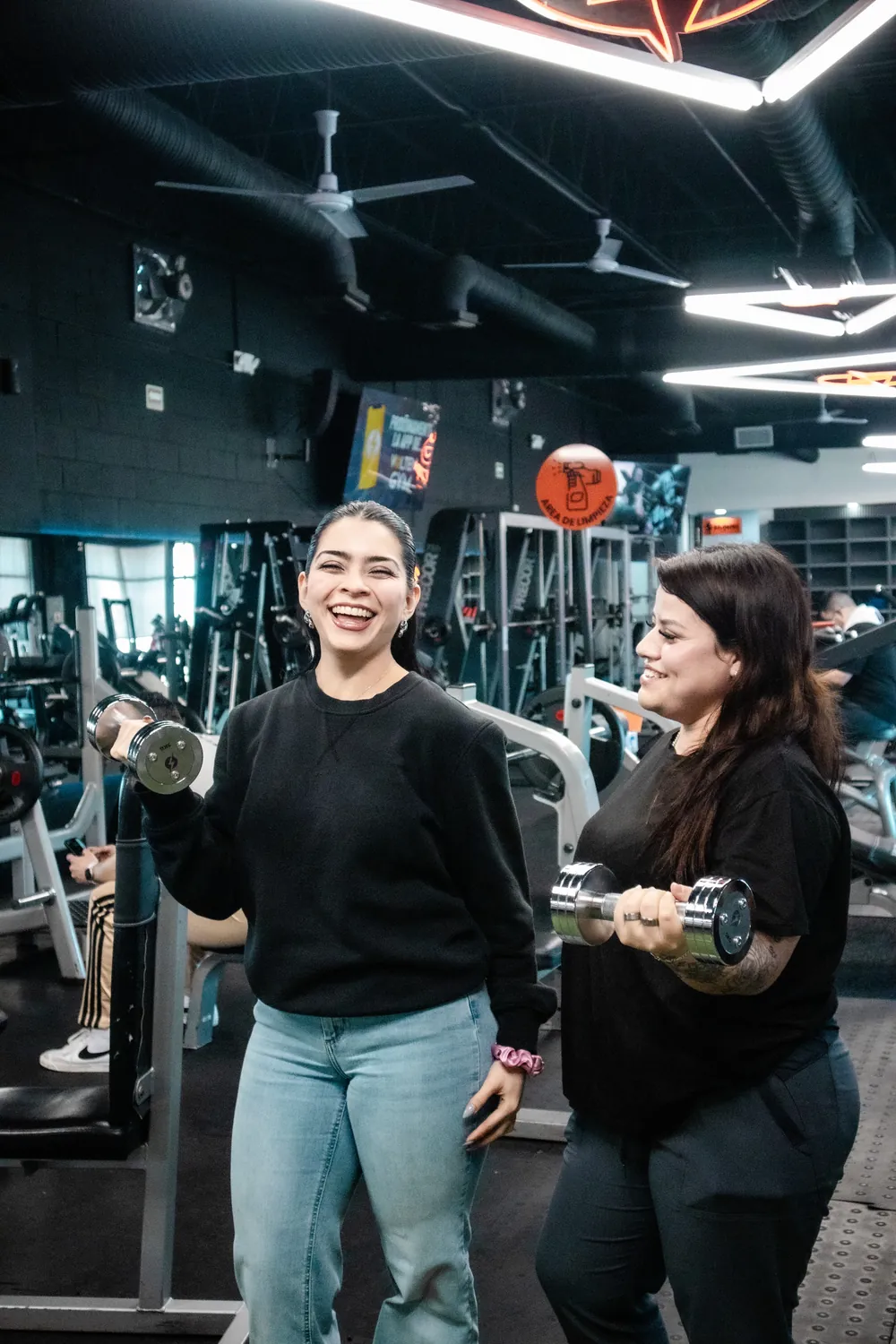 Dos socias con mancuernas en Volten Gym Tres Cantos.
