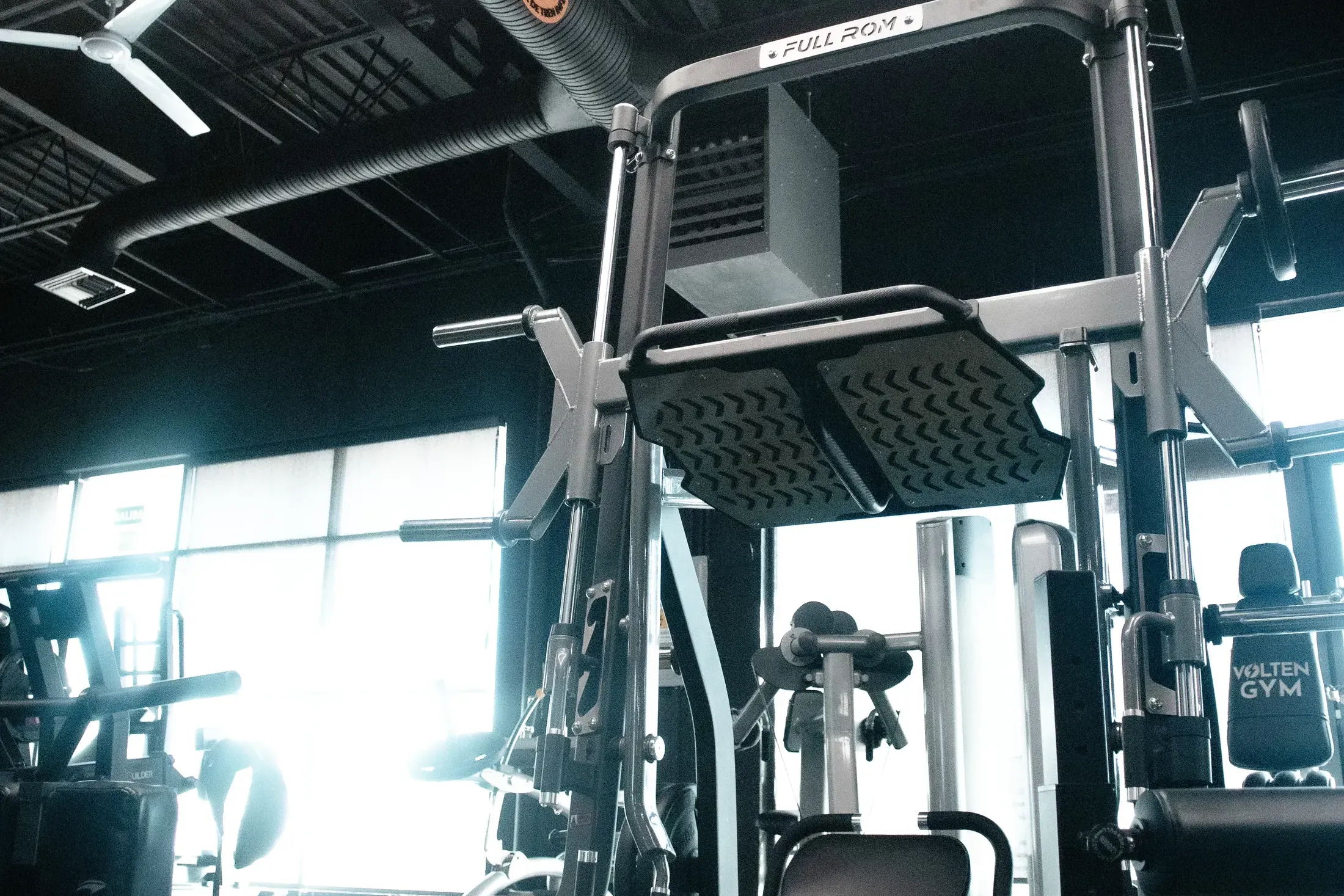 Zona de máquinas de Volten Gym Tres Cantos junto a los ventanales