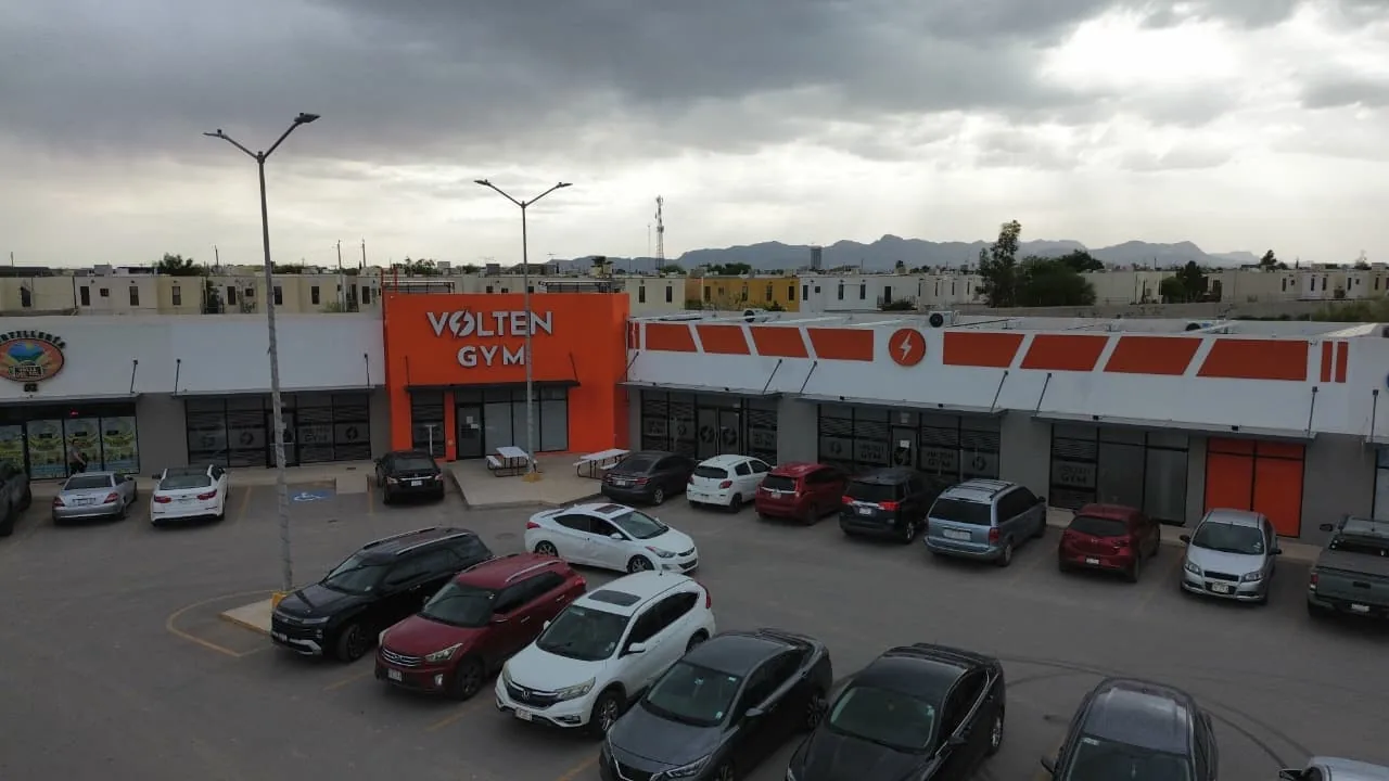 Vista panorámica de Volten Gym Tres Cantos con su letrero naranja y el estacionamiento